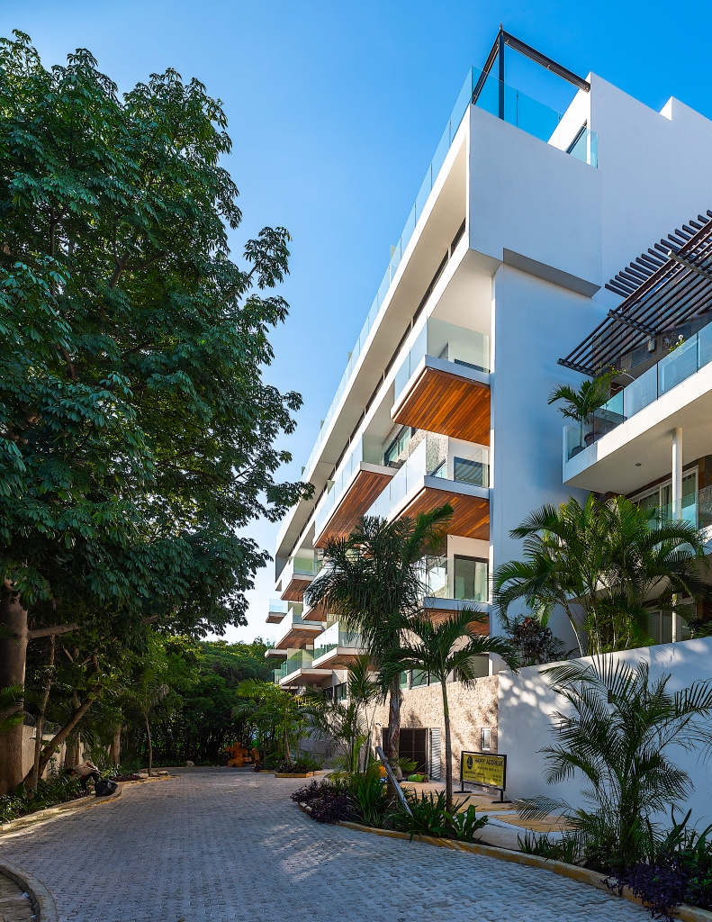 Condominio de lujo 387 m2 con jardin, con cenote, alberca, a 400 metros de la playa, en campo de golf, pre-construccion-venta Playacar
