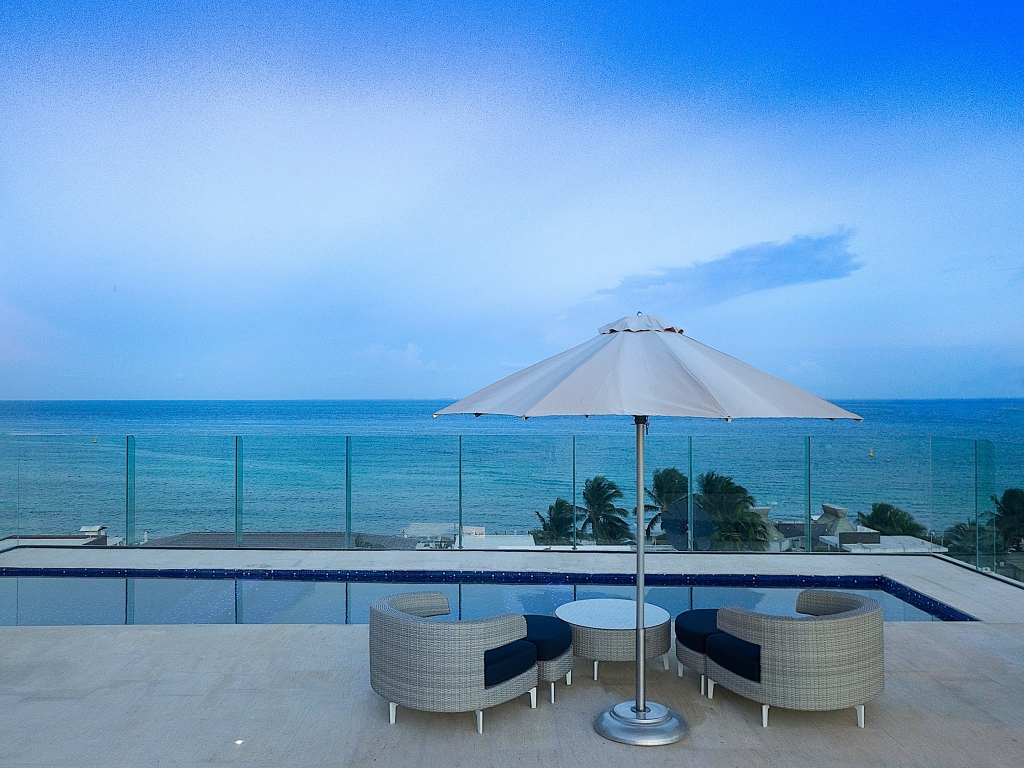 Condo with ocean view pool, 350 meters from the beach, art gallery, unique design, roof garden with jacuzzi, for sale Playa del Carmen.