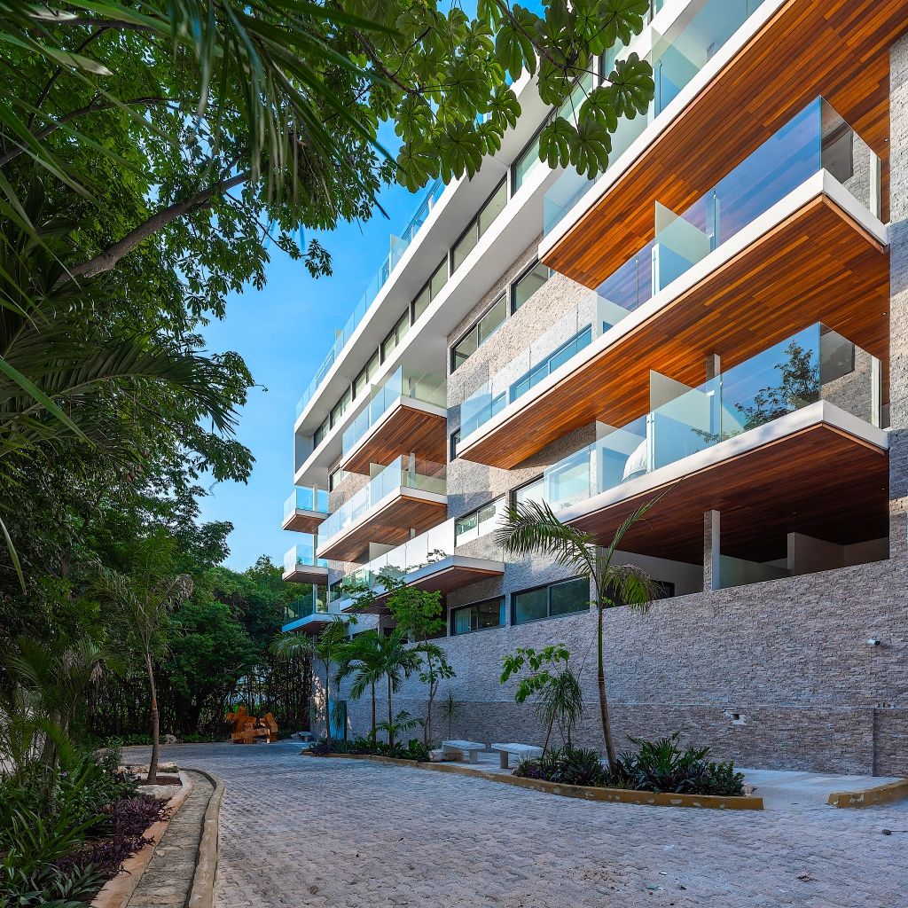 Condo with ocean view pool, 350 meters from the beach, art gallery, unique design, roof garden with jacuzzi, for sale Playa del Carmen.