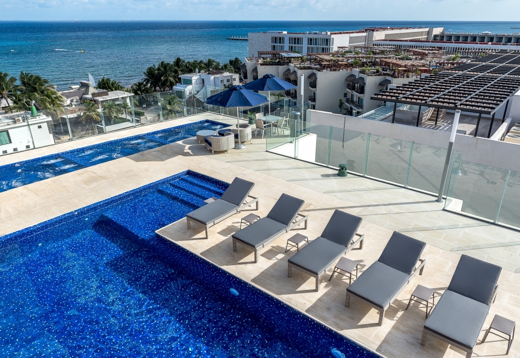 Apartment, 100 meters from the beach, ocean view roof top with infinity pool, sports bar, Spa, Sky bar, for sale Playa del Carmen.