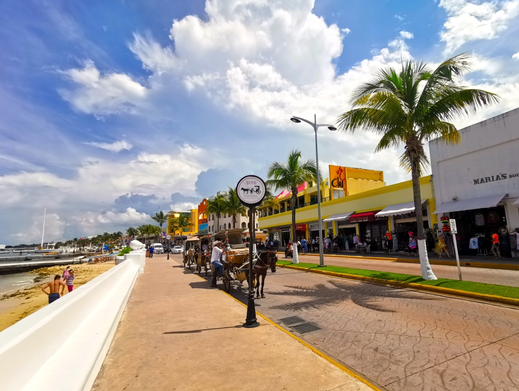 Condominio a 50 metros del mar, alberca, gimnasio, area de asador, centro de negocios, pre-construccion, en Malecón de Cozumel, venta.
