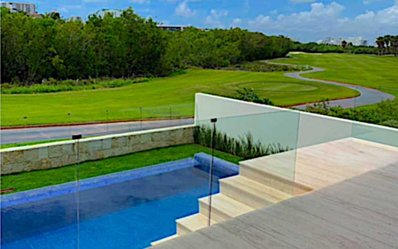 5 bedroom house with pool, golf course view for sale in Puerto Cancun