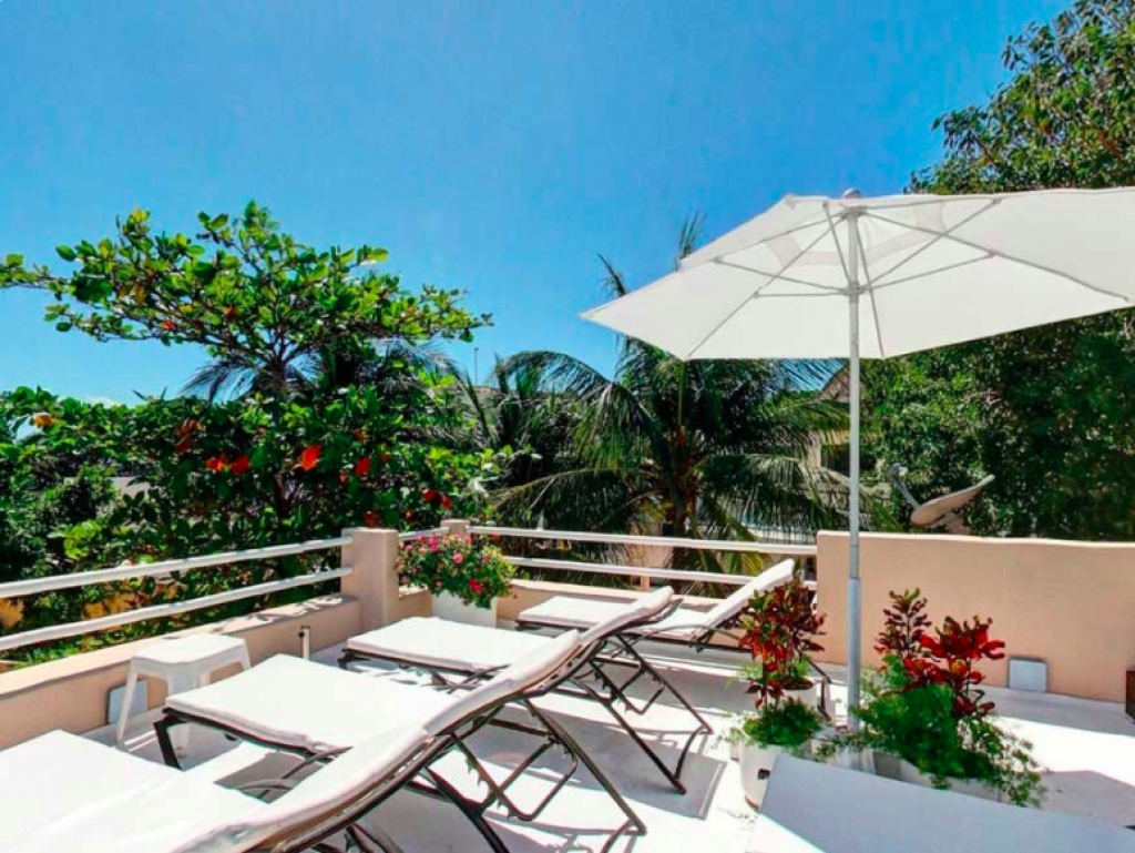Villa de lujo, 5 recamaras, alberca privada frente a la laguna, amenidades estilo resort, comunidad con campo de golf y acceso al mar con cl