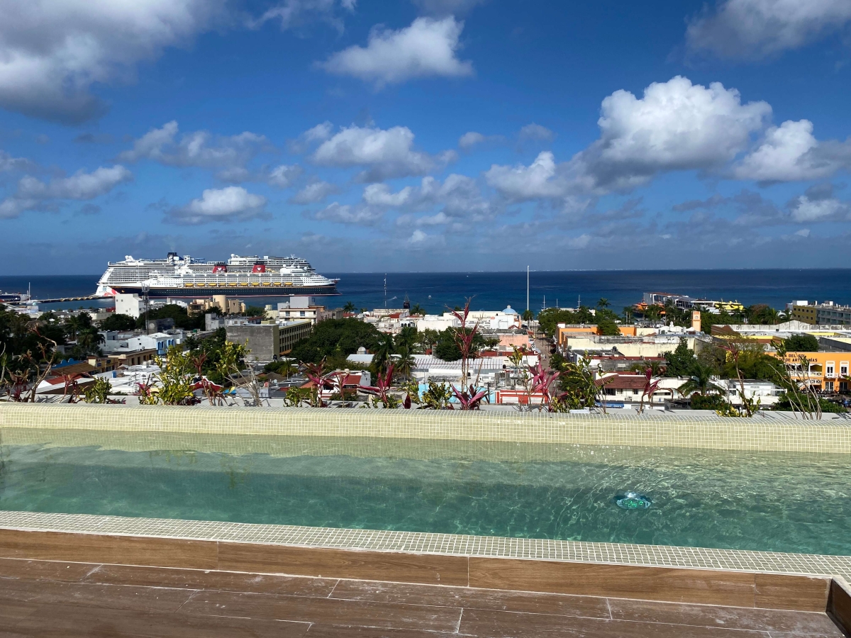 Apartment near the boardwalk, terrace with ocean view pool for sale Cozumel.