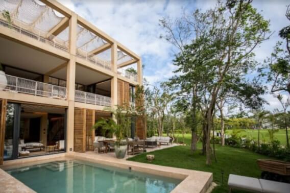 Casa con alberca privada, ventanales de pared completa, rodeada de naturaleza, 844 m2 de terreno, 5 recamaras frente al campo de golf
