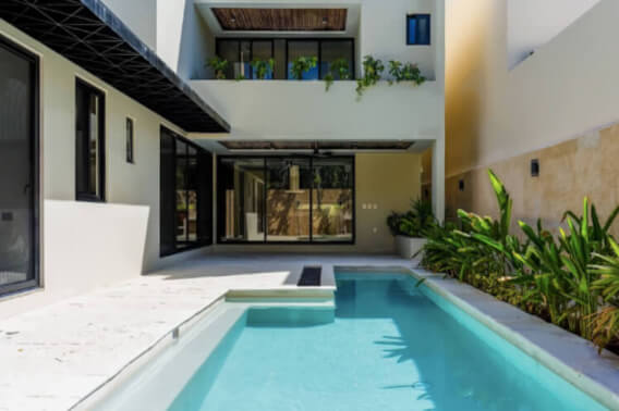 Casa con jardin y alberca privada,  residencial con amenidades, en venta, Valenia, Playa del Carmen.