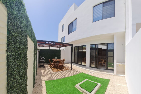 Casa de 3 recamaras en residencial con casa club, alberca, gimnasio, terraza con asador, pre-construccion en venta Playa del Carmen.