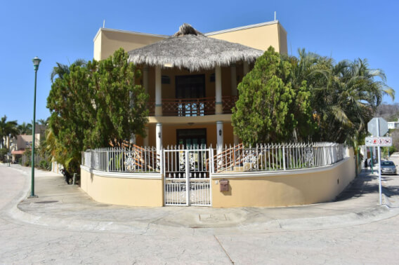 Casa de 4 recamaras, alberca y jacuzzi privado, gran terraza con palapa de doble altura, estacionamiento para 3 autos, en Sector O, Huatulco