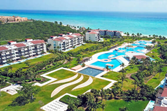Condominio con jacuzzi privado y al mar, mas de 3,000 m2 de Albercas, campo de Golf, Club de playa, Corasol, en venta Playa del Carmen.