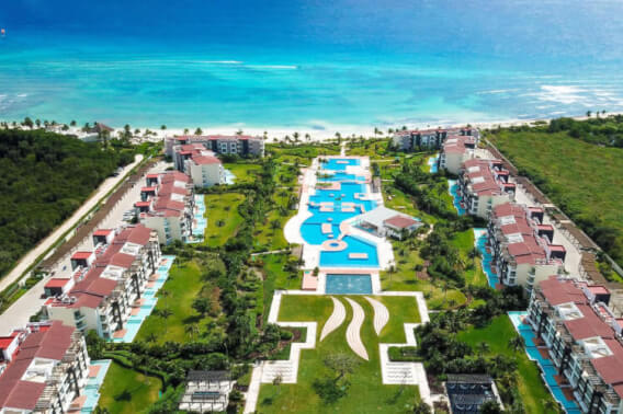 Condominio frente al mar con alberca privada, 3,000 m2 de Albercas, campo de Golf, Club de playa, Corasol, en venta Playa del Carmen.