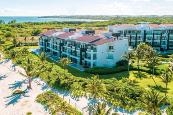 Condominio frente al mar con Jacuzzi privado, 3,000 m2 de Albercas, campo de Golf, Club de playa, Corasol, en venta Playa del Carmen.