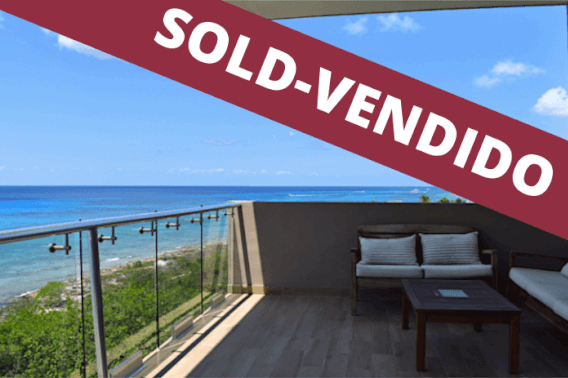 Oceanview condo with pool and jacuzzi, in South Hotel Zone, Cozumel, for sale.
