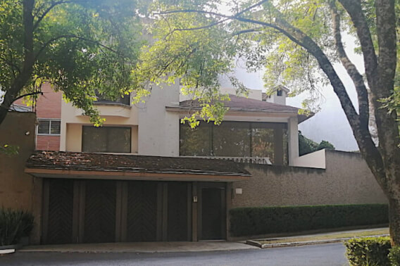 Residence with garden, jacuzzi, playground, library, utility room, parking for 5 cars, in Bosques de las Lomas for sale