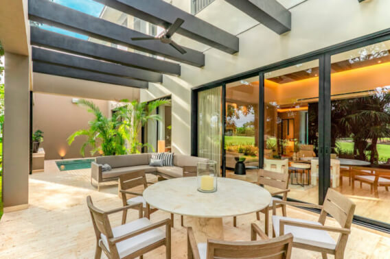 Residencia con  jardín y alberca privada,  en residencial con campo de golf y amenidades de lujo en Yucatan Country Club.