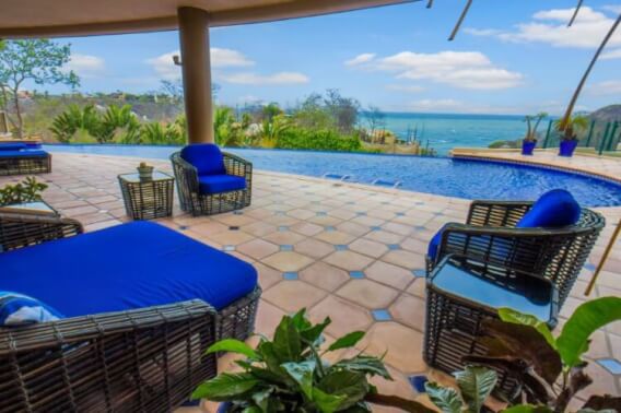 Residencia con vista al mar, alberca infinity, terraza con asador y cocina en exterior, panel solar, huerto comestible, venta Residencial Co